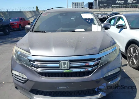 2018 Honda Pilot Touring z USA, uszkodzony, nr VIN 5FNYF5H98JB027001